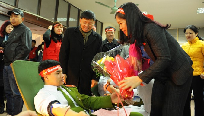 Bà Nguyễn Thị Thu Hà, Bí thư Tỉnh Đoàn Quảng Ninh tặng hoa cho các bạn trẻ tham dự Chủ nhật Đỏ tại Quảng Ninh.