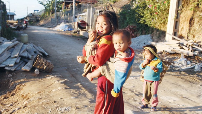 Trẻ em vùng biên giới Keng Ðu.