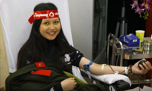 Học viên Học viện Hậu Cần hiến máu trong chương trình Chủ Nhật Đỏ.
