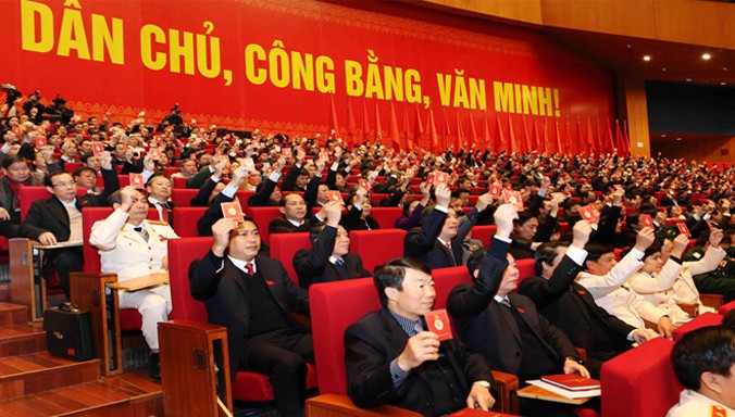 Các đại biểu biểu quyết thông qua kết quả bầu Ban Chấp hành Trung Ương Đảng khóa XII. Ảnh: Hồng Vĩnh.