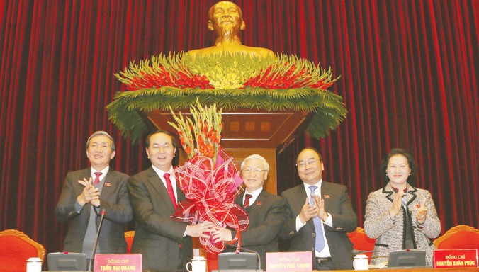Các đại biểu chúc mừng đồng chí Nguyễn Phú Trọng được tín nhiệm bầu làm Tổng Bí thư. Ảnh: TTXVN.