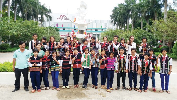 Thầy Tuấn cùng các học trò trong chuyến du lịch tham quan Ðà Nẵng và Quảng Nam. Ảnh: NVCC.