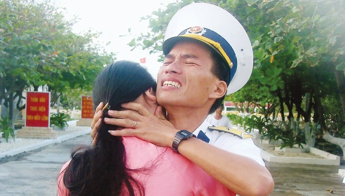 Phút giây gặp gỡ trên đảo Trường Sa của vợ chồng Nguyễn Duy Chinh, Hoàng Thị Mai, ngày 8/1/2008. Ảnh: Ngọc Phương.