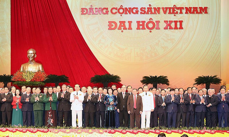 Các thành viên Ban chấp hành Trung ương ra mắt trong phiên bế mạc Đảng khóa XII. Ảnh: Hồng Vĩnh.