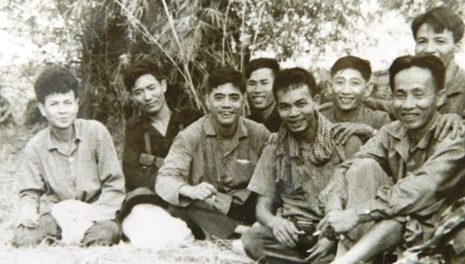 Cố TBT Nguyễn Văn Linh (thứ ba từ trái sang) tại căn cứ Trung ương Cục Miền Nam.