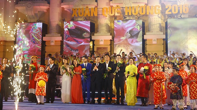 Chủ tịch nước Trương Tấn Sang và các ca sĩ, nghệ sĩ tại chương trình Xuân Quê Hương 2016. Ảnh: Như Ý.