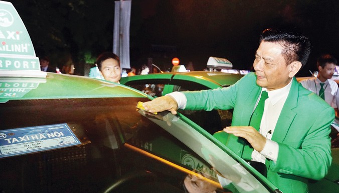 Ông Hồ Huy dán lời nhắc “Không nhắn tin khi lái xe” lên xe taxi Mai Linh, phát động phong trào Vì ATGT.