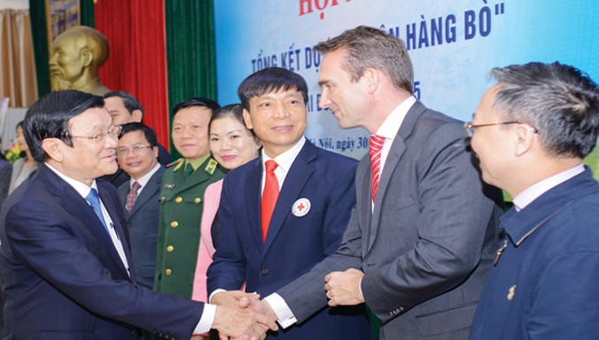 Chủ tịch nước bắt tay Tổng giám đốc FrieslandCampina Việt Nam tại hội nghị tổng kết 5 năm dự án “Ngân hàng bò”.