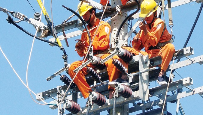 Công nhân điện lực bảo trì đường dây.