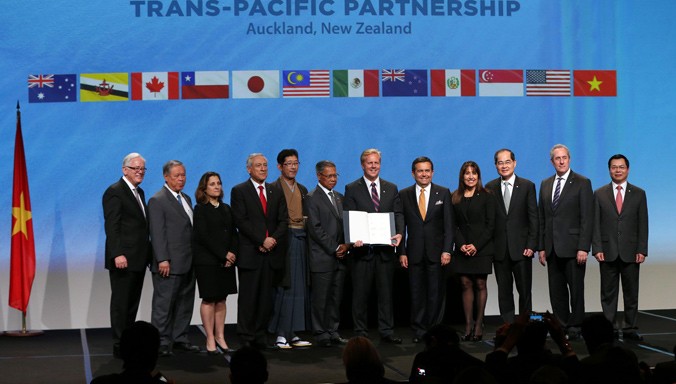 Bộ trưởng Công Thương Vũ Huy Hoàng (thứ nhất, bên phải) và bộ trưởng thương mại-kinh tế các nước tham gia TPP sau lễ ký ngày 4/2 tại New Zealand. Ảnh: TTXVN.