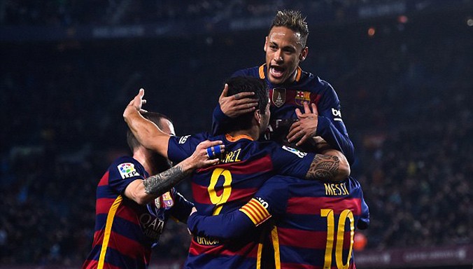 Các cầu thủ Barca ăn mừng trận đại thắng Valencia. Ảnh: GETTY IMAGES.