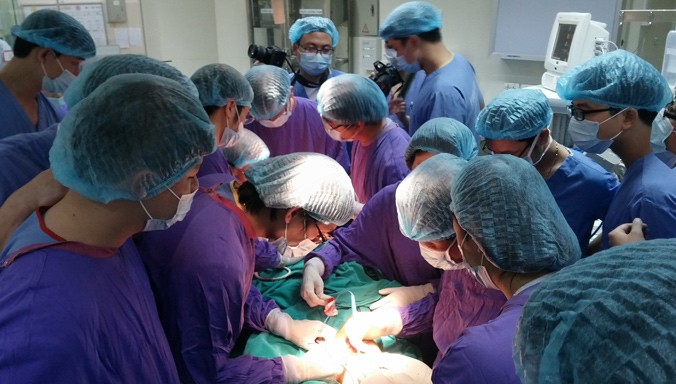 Các bác sĩ đang phẫu thuật cho bệnh nhân quốc tịch Lào. Ảnh T.Hà.