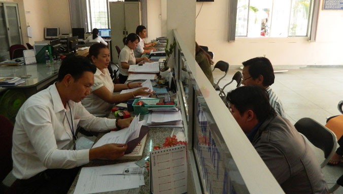 Cán bộ UBND phường 7, quận Phú Nhuận giải quyết thủ tục hành chính cho người dân (ảnh chụp sáng 15/2).