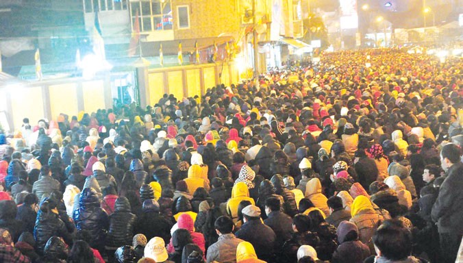 Hàng ngàn người ngồi xếp hàng bên ngoài chùa Phúc Khánh vào tối ngày 8 tháng Giêng. Ảnh: Như Ý.