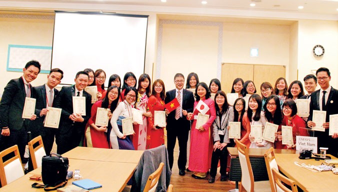 Đoàn JENESYS 2015 nhóm báo chí Việt Nam trong đợt học tập tại Nhật Bản.