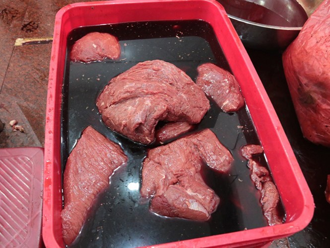 Thịt heo nái được ngâm hóa chất để "biến" thành thịt bò. Ảnh: Thanh Niên 