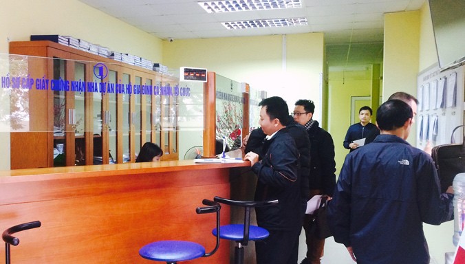 Hệ thống “một cửa điện tử” ở VPĐK đất đai Hà Nội hạn chế được tình trạng bôi trơn sổ đỏ.