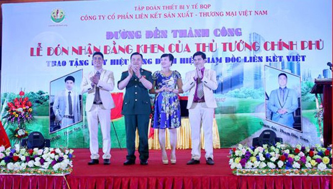 Bộ sậu lãnh đạo Cty Liên Kết Việt tại lễ đón nhận Bằng khen giả (Lê Xuân Giang áo sẫm màu, giữa).