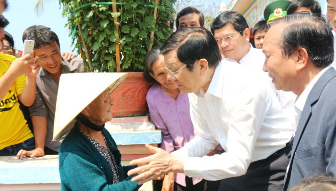 Chủ tịch nước Trương Tấn Sang thăm hỏi tình hình đời sống người dân Lý Sơn. Ảnh: BS.