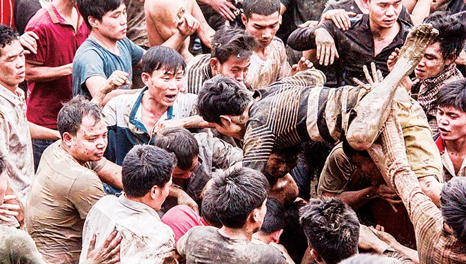 Hàng nghìn thanh niên tranh nhau cướp phết tại Lễ hội cướp phết ở Tam Nông, Phú Thọ năm 2016. Ảnh: Nguyễn Hồng.