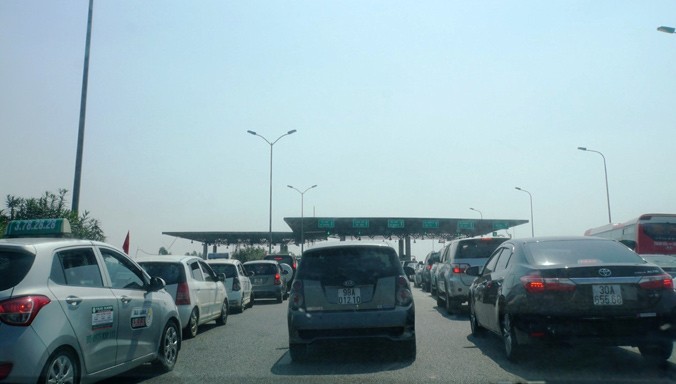 Ùn tắc trước trạm thu phí cuối cao tốc Pháp Vân - Cầu Giẽ vào cao tốc Cầu Giẽ - Ninh Bình dịp Tết. Ảnh: Bảo An.