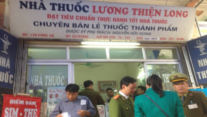 Cơ quan chức năng kiểm tra hệ thống cửa hàng của Trần Thị Ánh Tuyết, thu giữ nhiều tân dược hết hạn sử dụng. Ảnh: Minh Đức.