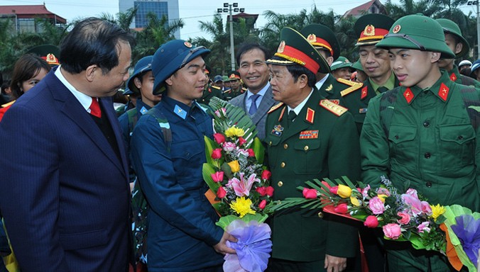 Đại tướng Đỗ Bá Tỵ, Tổng Tham mưu trưởng Quân đội nhân dân Việt Nam động viên thanh niên lên đường nhập ngũ, sáng 23/2.