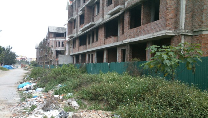 Biệt thự bỏ hoang tại Khu đô thị Trung Văn nhếch nhác vì rác thải.