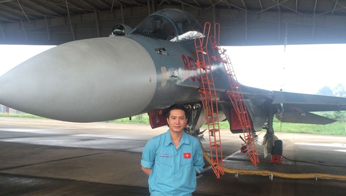 Thượng úy Trần Thanh Luân bên cạnh siêu cường kích đa năng Su-30MK2.