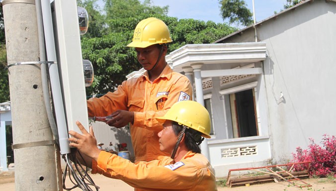 Nhân viên Điện lực Duyên Hải gắn điện kế cho nhà dân tại ấp Ba Sát, xã Đôn Châu, huyện Duyên Hải, tỉnh Trà Vinh. Ảnh: Đại Dương.