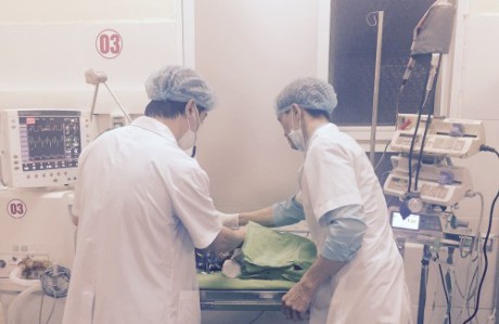 Các bác sĩ đang cấp cứu cho cháu bé sốc phản vệ nguy kịch sau tiêm phòng tại Phú Thọ.
