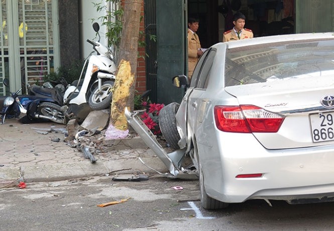 Hiện trường vụ xe Camry điên đâm chết 3 người ở Long Biên. Ảnh: Báo Giao thông