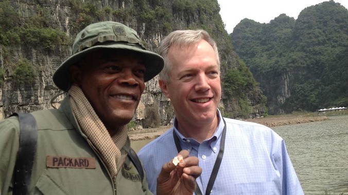 Ngôi sao Samuel Jackson (trái) và Đại sứ Mỹ Ted Osius tại phim trường “Kong: Đảo đầu lâu”, Ninh Bình. Ảnh: FB của Đại sứ.
