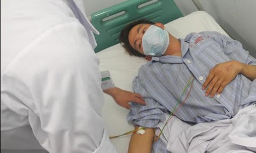 Bệnh nhân não mô cầu thứ 2 tại Hà Nội đang được điều trị tại BV Bệnh Nhiệt đới Trung ương. Ảnh: Dân Trí.
