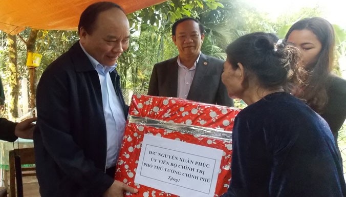 Phó Thủ tướng Nguyễn Xuân Phúc tặng quà cho người dân Nam Trà My.