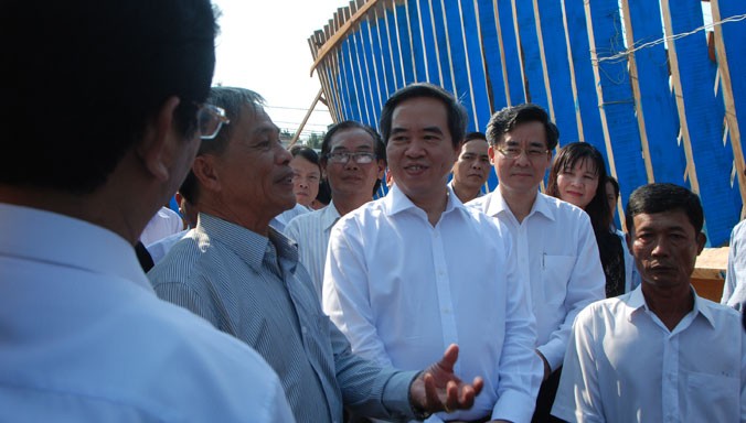 Ủy viên Bộ Chính trị, Thống đốc Nguyễn Văn Bình với ngư dân.