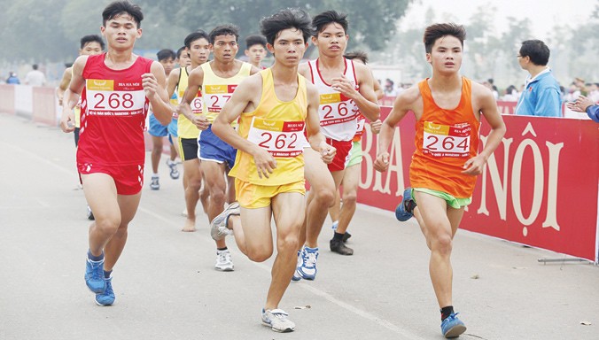 Việt dã toàn quốc và marathon giải báo Tiền Phong là một trong số ít “sân chơi” được duy trì lâu dài giúp cho các VĐV điền kinh tranh tài. Ảnh: Hồng Vĩnh.