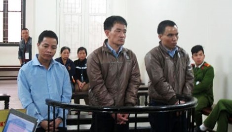 Bị cáo Hùng (giữa) cùng đồng phạm tại phiên tòa. Ảnh: Công an Nhân dân
