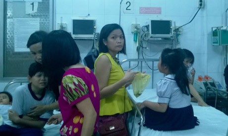 Các học sinh được điều trị tại Bệnh viện Quận 1 TP.HCM. Ảnh: Báo Giao thông