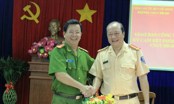 Đại tá Trần Đức Tài (trái) tại tại Hội nghị giao ban công tác đảm bảo TTATGT quý I năm 2016. Ảnh: Zing