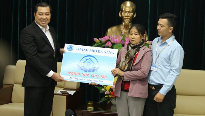 Chủ tịch UBND Đà Nẵng Huỳnh Đức Thơ trao nhà cho mẹ con bà Nguyễn Thị Tần - vợ liệt sĩ Vũ Phi Trừ.