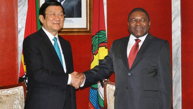 Tổng thống Mozambique Filipe Jacinto Nyusi đón Chủ tịch nước Trương Tấn Sang tại phủ Tổng thống. Ảnh: TTXVN.