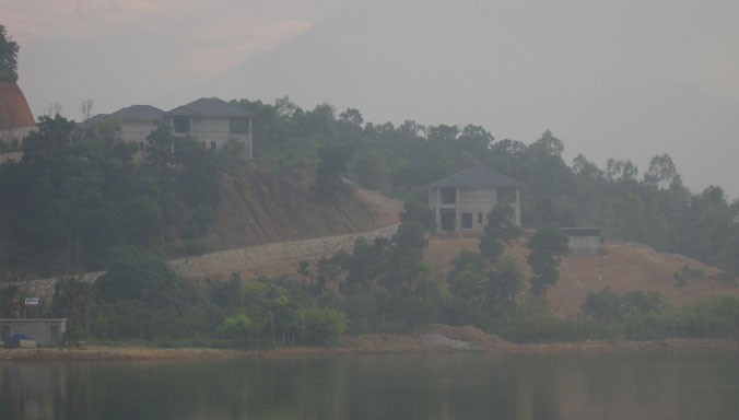 Những ngôi biệt thự xây dựng không phép tại 2 xã Yên Bài và Vân Hoà.