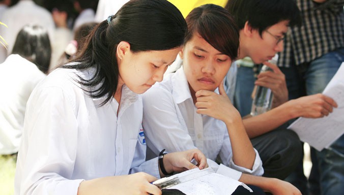 Thí sinh trao đổi trước giờ thi THPT Quốc gia 2015 tại điểm thi trường Đại học Kinh tế Quốc dân, Hà Nội. Ảnh: Hồng Vĩnh.