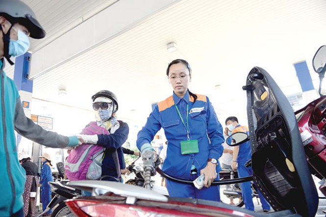 Người dân đổ xăng tại một cửa hàng bán xăng dầu Petrolimex ở quận Phú Nhuận, TP.HCM. Ảnh: Tuổi trẻ. 