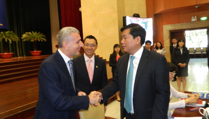 Ông Đinh La Thăng nói với các doanh nghiệp TPHCM cam kết tháo gỡ những vướng mắc để doanh nghiệp phát triển.