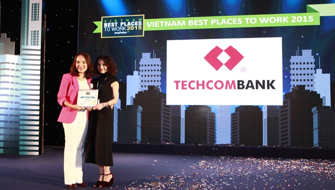 Bà Phạm Vũ Minh Đan - Giám đốc Khối Quản trị nguồn Nhân lực Techcombank nhận bằng chứng nhận tại lễ trao giải.