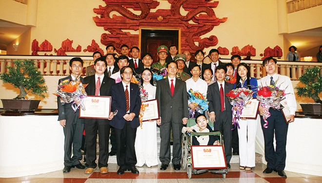 Thủ tướng Nguyễn Tấn Dũng trao thưởng cho các Gương mặt trẻ Việt Nam tiêu biểu năm 2006.