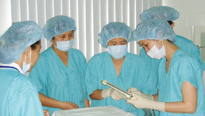 Bác sĩ Lan (bìa trái) chuẩn bị thực hiện thụ tinh ống nghiệm.