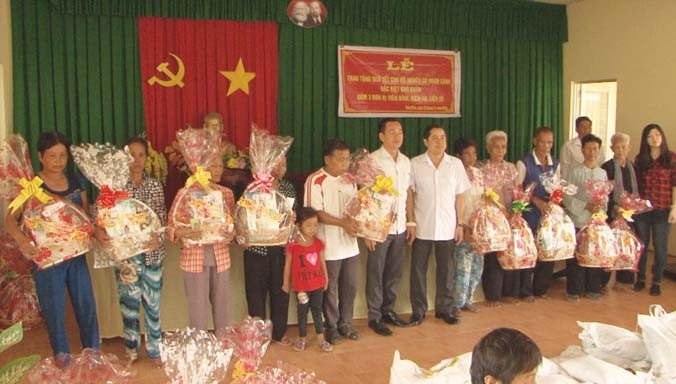 Phó Chủ tịch Ngô Hùng tặng quà Tết Bính Thân 2016 cho hộ nghèo, hộ hoàn cảnh khó khăn ở Sóc Trăng.